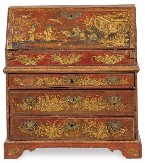 Bureau Secreter Jorge I a la manera de Giles Grendey, en madera lacada en color escarlata (japanned lacquer), con decoración de chinoiseries en dorado y policromado. 