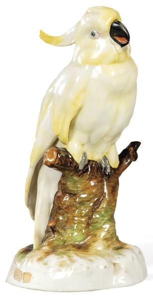Figura de cacatua sobre rama de árbol en porcelana pintada y esmaltada.
