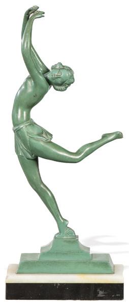 "Bailarina".Figura Art Deco de bronce patinado en verde, Francia h. 1.910.
