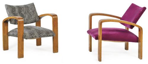 Pareja de butacas art decó en madera de roble, con tapicería de tela color morada y tipo animal print.