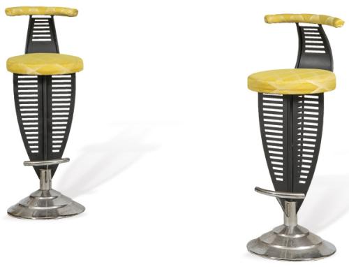  Pareja de taburetes art decó en metal cromado y metal lacado en negro, con tapicería de tela amarilla.