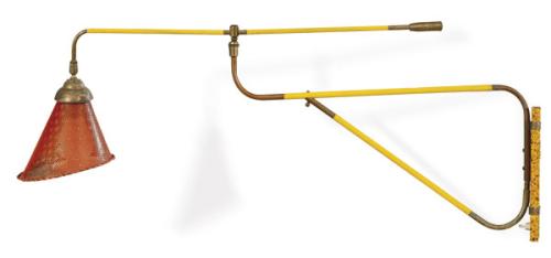 Lámpara de pared de brazo oscilante de tipo industrial siguiendo modelos de Mathieu Matégot (1910-2001) con estructura de latón, hierro y cobre pintado de amarillo y difusor de chapa perforada y pintado en rojo.