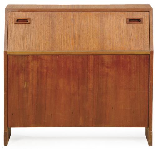  Cabecero con la parte superior con tapa abatible en madera de teca.