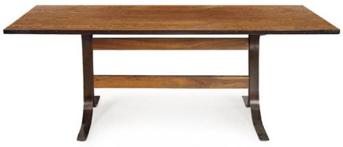 Mesa de comedor con tapa rectangular en madera de palisandro sobre pedestales recortados y unidos por chambranas en madera de teca.