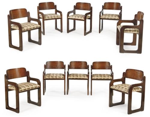 Conjunto de 10 sillas en madera de teca y palisandro, con tapicería de época con motivos geométricos.