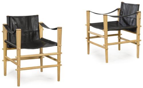 Pareja de sillas Safari con estructura en madera de bambú y tapicería en cuero negro.