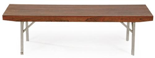 Banco formado por listones de madera de teca sobre patas de aluminio.