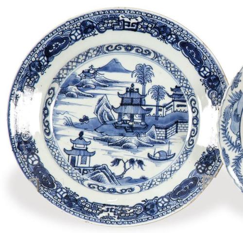  Plato de porcelana de Compañía de Indias azul y blanco, Dinastía Qing, época de Qianlong (1736-95)