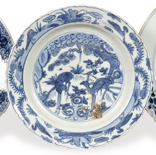 Plato de porcelana china azul y blanco, Dinastía Ming, época de Jiajing (1521-1562).