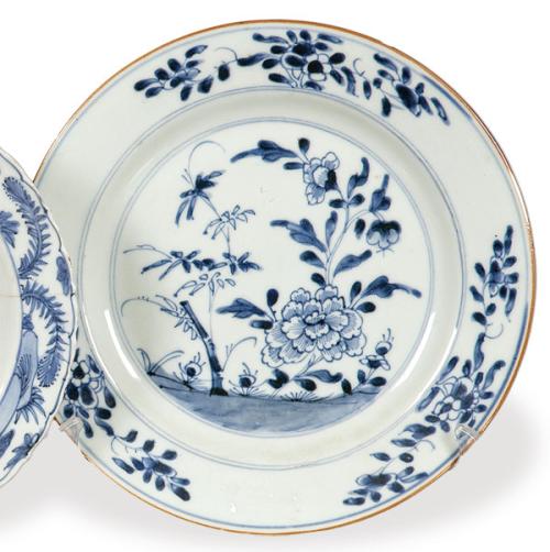 Plato de porcelana de Compañía de Indias azul y blanco, Dinastía Qing, época de Qianlong (1736-95)