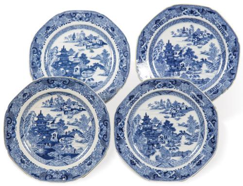 Juego de cuatro platos de porcelana de Compañía de Indias azul y blanco, Dinastía Qing, época de Qianlong (1736-95).