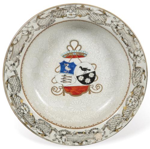 Jofaina de porcelana de Compañía de Indias con esmaltes polícromos para el mercado holandés, con las armas de Schoonhoven y Geraerds asociadas, Dinastía Qing, época de Qianlong (1736-95).