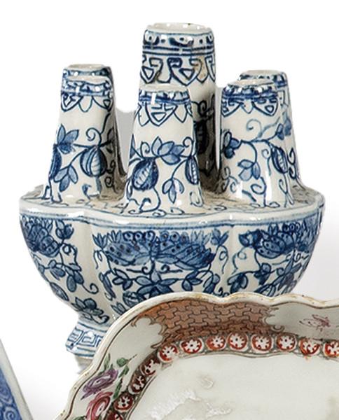 Tulipanero de porcelana china azul y blanco, Dinastía Qing con marca de sello de Qianlong (1736-95)