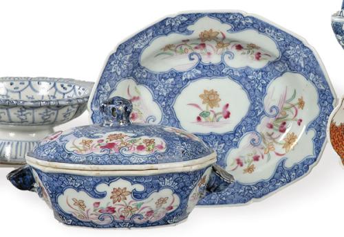 Pequeña terrina con bandeja de porcelana de Compañía de Indias azul y blanco con cartelas en reserva de la Familia Rosa, Dinastía Qing, época de Qianlong (1736-95)