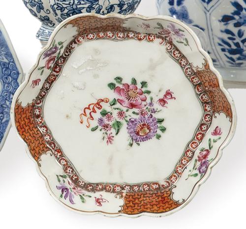 Pequeño plato cuadrangular de borde ondulado de porcelana de Compañía de Indias con esmaltes polícromos, Dinastía Qing, S. XVIII.