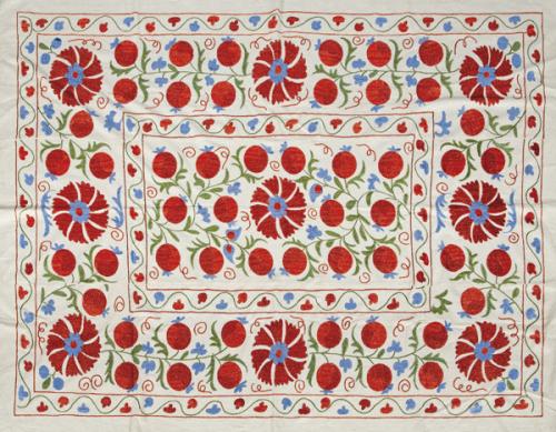Souzani de algodón blanco con bordados de grandes flores y granadas en azul, naranja y verde, Uzbequistán S. XX.