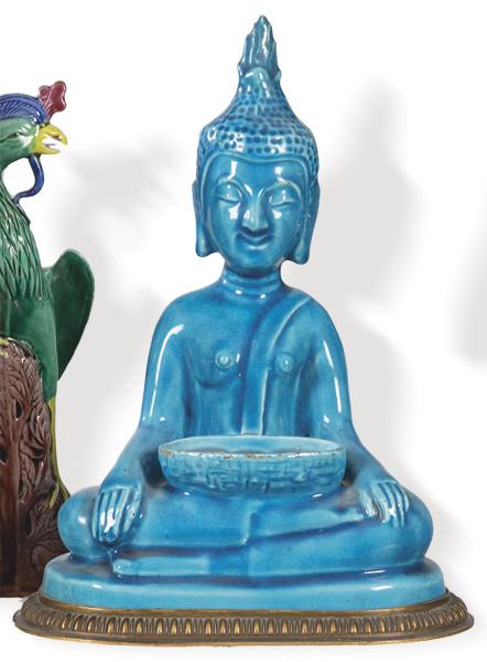 "Buda Sentado". Incensario en cerámica vidriada en azul turquesa, China, Dinastía Qing S. XVIII.