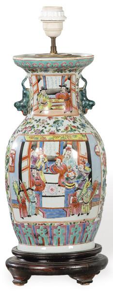 Lámpara de mesa realizada con un jarrón de porcelana china cantonesa Dinastía Qing, S. XIX.