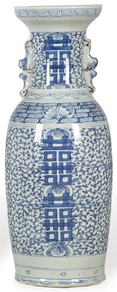 Jarrón de porcelana china azul y blanco, Dinastía Qing S. XIX.