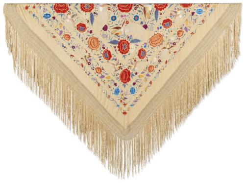 Mantón de Manila en color barquillo en seda con bordados de colores.