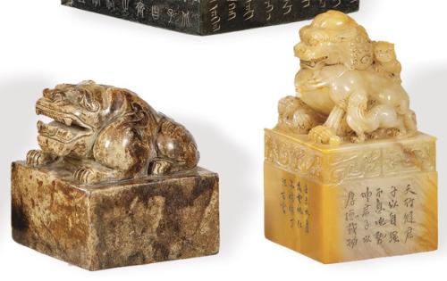 Dos sellos de jade chino en tonos marrón y anarnajado con leones de Foo ambos y uno con inscripciones talladas, China S. XIX.