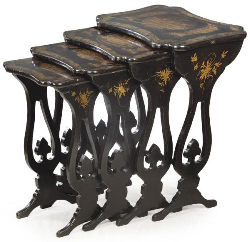 Cuatro mesas nido chinas de madera lacada en negro y con decoración dorada, Dinastía Qing S. XIX.ina