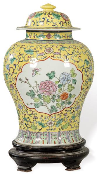 Tibor de porcelana china con esmaltes  polícromos y vidriado amarillo, S. XX.