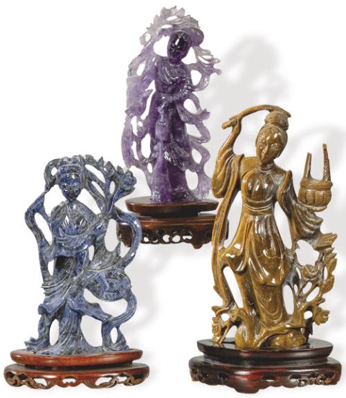 Tres figuras de mujeres en piedras duras