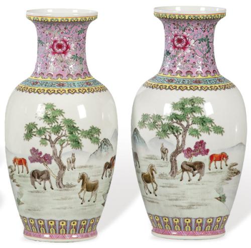 Pareja de jarrones chinos de porcelana esmaltada y vidriada con decoración de caballos en un paisaje, fechable en los años Setenta, después de la revolución cultural.