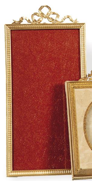 Portaretratos de mesa estilo Luís XVI de bronce dorado, Francia ff. S. XIX.