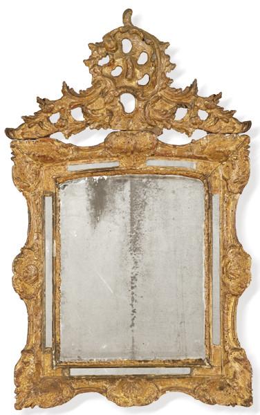 Marco de espejo Luis XIV de perfil recortado, con crestería en madera tallada y dorada con hojas y volutas. 
