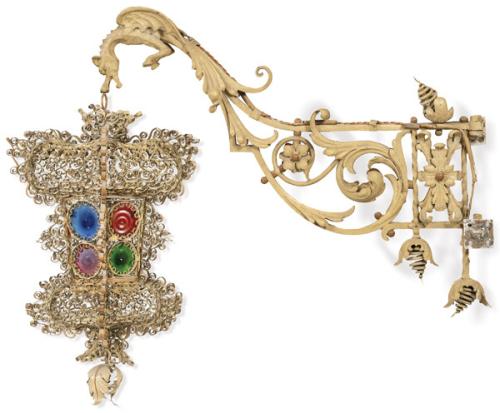 Farol de hierro forjado y calado con brazo para adosar a la pared, de estilo Art Nouveau, también en hierro forjado h. 1900.