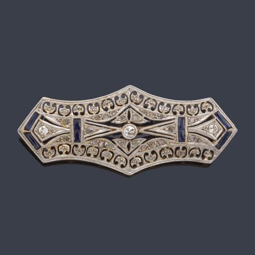 Broche - placa época 'art decó' con zafiros calibrados y diamantes talla rosa. Años '20.