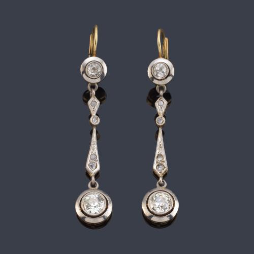 Pendientes largos época 'art decó' con diamantes talla 'old cut european' de aprox. 1,70 ct en total. Años '30.
