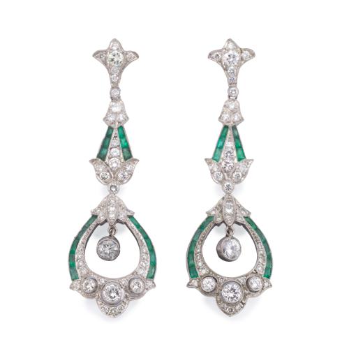 Pendientes largos estilo 'art decó' con brillantes de aprox. 2,30 ct en total y esmeraldas calibrad