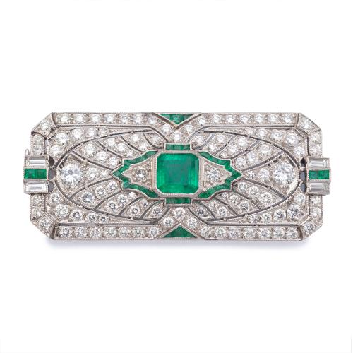 Broche - placa época 'art decó' con esmeralda central de aprox. 1,20 ct con diseño calado con diamantes talla brillante y baguette de aprox. 4,80 ct en total. Años '30.