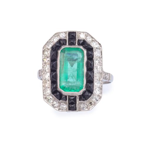 Anillo con esmeralda rectangular de aprox. 2,80 ct con orla de ónix talla cabujón de aprox. 1,00 ct en total y diamantes talla sencilla