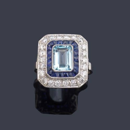 Anillo con aguamarina talla rectangular de aprox. 3,5 ct y orla de zafiros calibrados y diamantes talla 8/8.