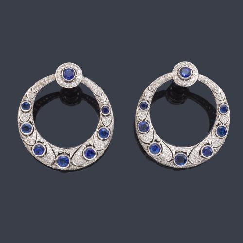 Pendientes circulares con zafiros talla redonda de aprox. 3,80 ct con brillantes, en montura de oro blanco de 18K.