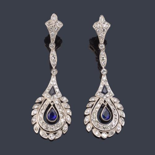 Pendientes largos con pareja de zafiros talla perilla de aprox. 0,25 ct cada uno y diamantes talla 8/8 y 16/16 de aprox. 2,50 ct en total.