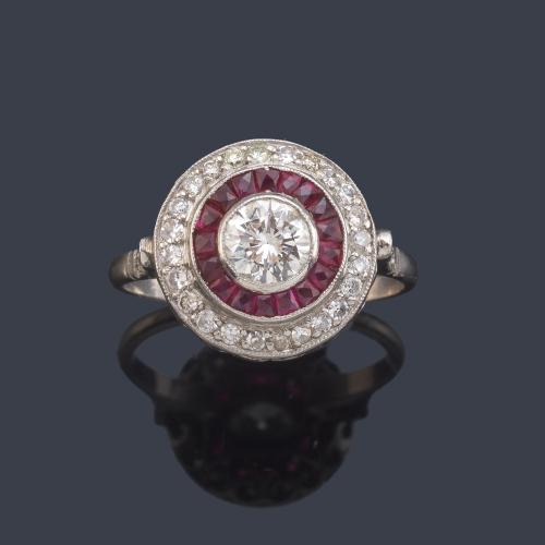 Anillo 'ojo de perdiz' con brillante central de aprox. 0,65 ct con doble orla de rubíes calibrados y brillantes de 1,10 ct aprox.