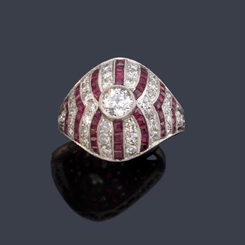 Anillo bombé con brillante central de aprox. 0,60 ct con banda de rubíes calibrados y diamantes talla 8/8 de aprox. 0,90 ct.
