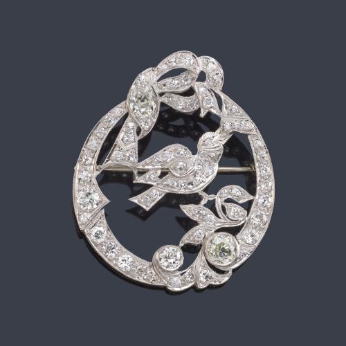 Broche circular con motivo de pájaro posado sobre el nido con diamantes talla antigua y sencilla de aprox. 2,95 ct en total.