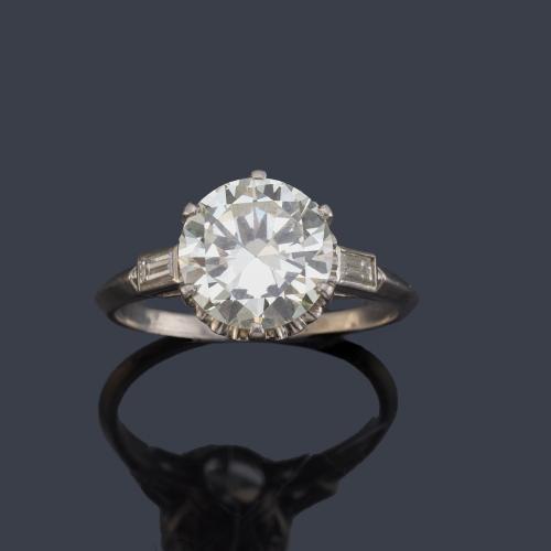 Solitario con diamante talla transición de aprox. 3,67 ct en montura de platino.