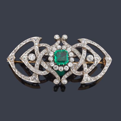Broche época 'art decó' con esmeralda central de aprox. 6,50 ct y diamantes talla antigua y 'old cut european' de aprox. 10,37 ct en total. Circa 1930.