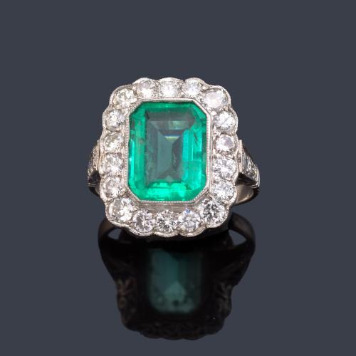 Anillo con esmeralda central de aprox. 3,00 ct con orla de brillantes de aprox. 2,00 ct en total.
