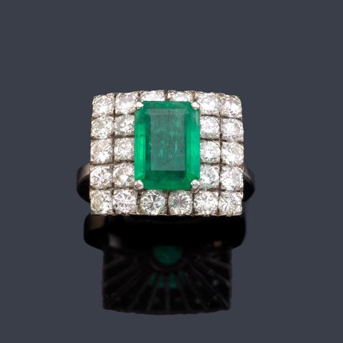 Anillo con esmeralda central de aprox. 2,30 ct con doble orla de brillantes de aprox. 0,96 ct en total.