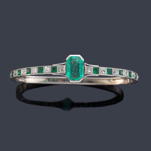 Pulsera rígida con esmeralda central de aprox. 3,12 ct con banda de diamantes talla antigua de aprox. 1,60 ct intercalado con esmeraldas calibrados. Circa 1930.