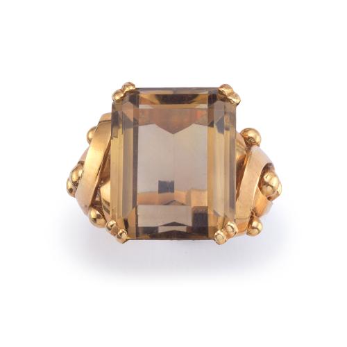 Anillo maxi con cuarzo ahumado en montura con motivos de roleos de oro amarillo de 18K. Años '70.