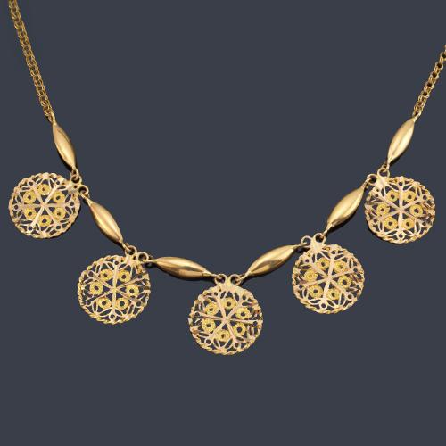Collar con cinco placas con diseño calado en oro amarillo de 22K.